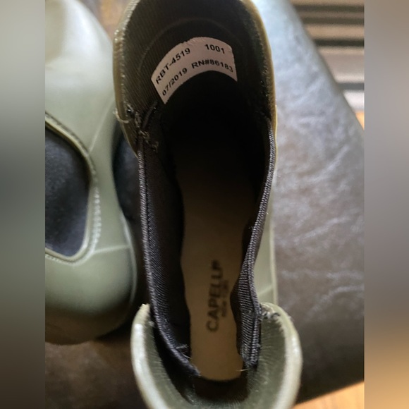 Woman’s Chelsea Rain Boots ☔️ - Picture 3 of 4